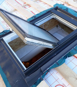 FAKRO PROFI PTP-V U3 з пластика c центральною віссю повороту