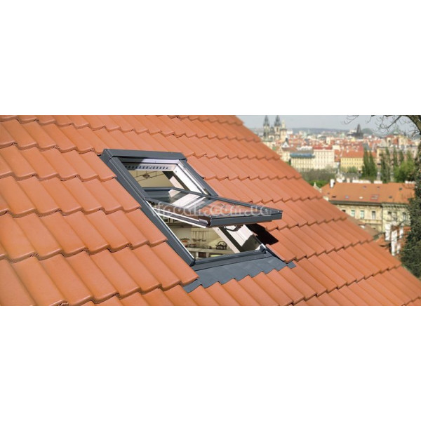 FAKRO Standart FTZ-V U2 з дерева c центральною віссю повороту