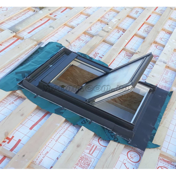 FAKRO PROFI PTP-V U3 з пластика c центральною віссю повороту